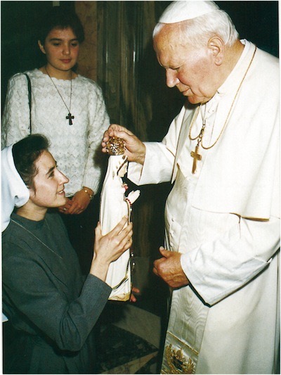 Jan Paweł II otrzymuje figurę Maryi Róży Duchownej